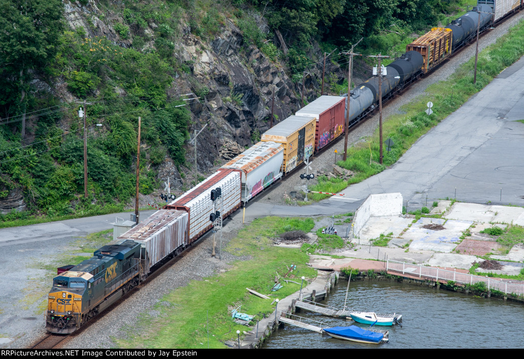 CSX 749 brings up the rear of M422